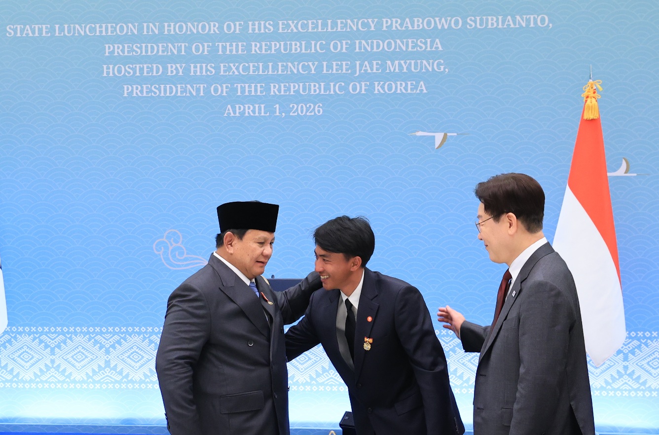 Presiden Prabowo Bangga saat Menyalami Sugianto yang Selamatkan Lansia dari Kebakaran di Korsel (SinPo id/Bakom RI)