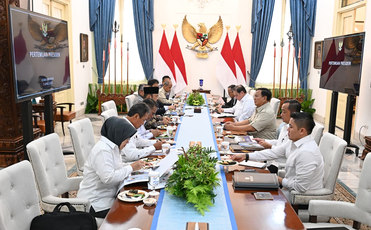 Presiden Prabowo pimpin rapat terbatas bersama sejumlah menteri Kabinet Merah Putih (SinPo.id/Biro Setpres)