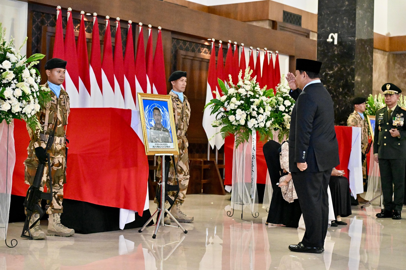 Presiden Prabowo berikan penghormatan terakhir kepada tiga prajurit TNI yang gugur di Lebanon (SinPo.id/Biro Setpres)