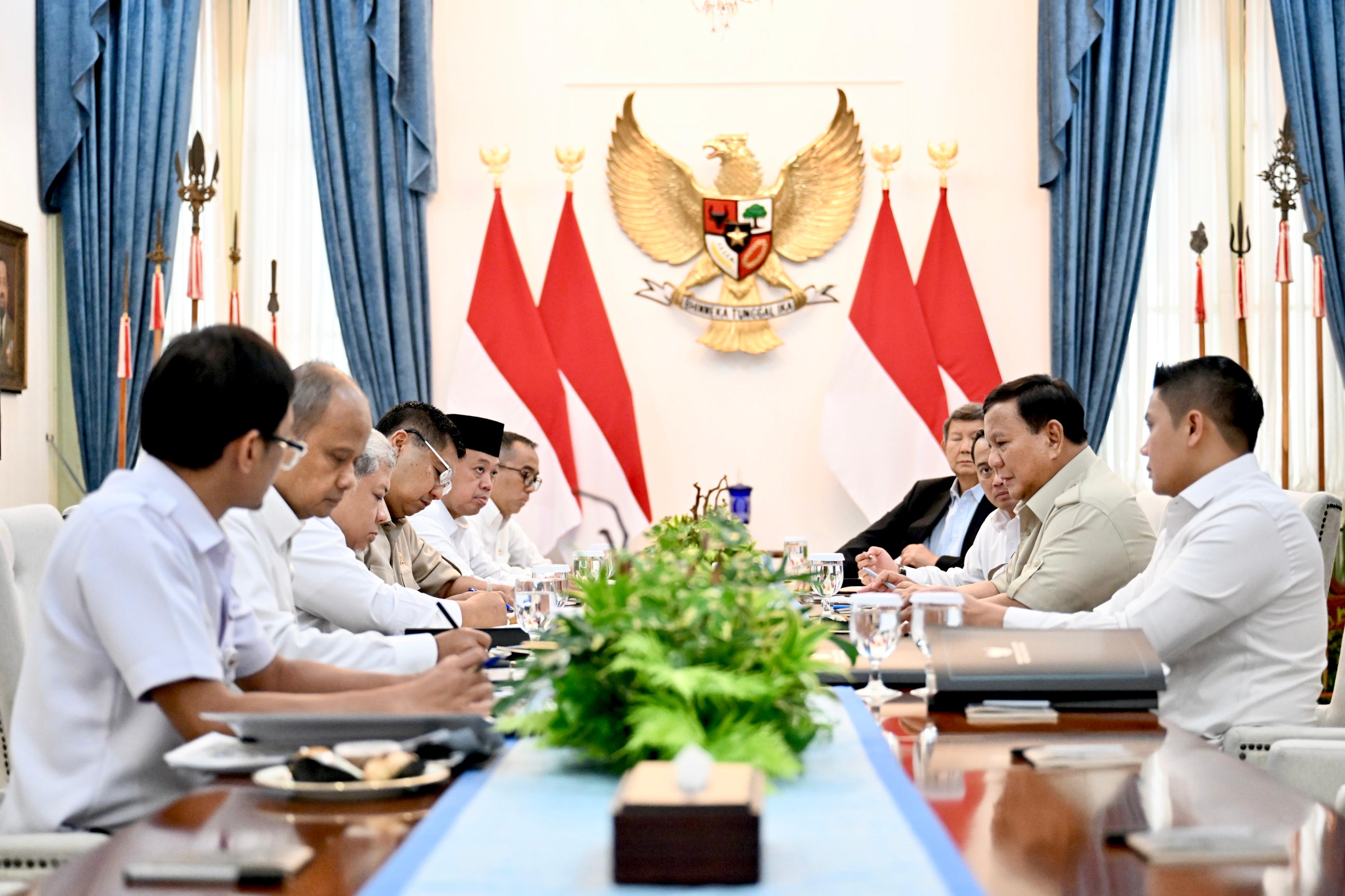 Presiden Prabowo Subianto memimpin rapat terbatas di Istana Merdeka, Jakarta, pada Senin, 6 April 2026 (SinPo.id/Biro Setpres)