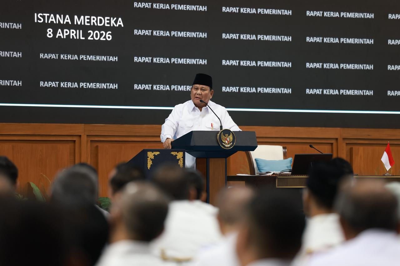 Presiden Prabowo Subianto menggelar rapat bersama anggota Kabinet Merah Putih)