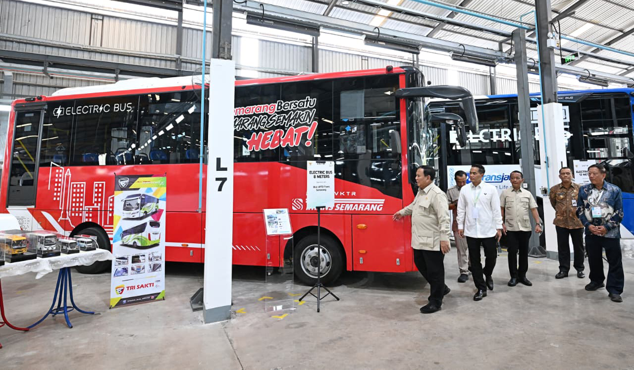 Presiden Prabowo resmikan pabrik kendaraan listrik. (Agus Priatna/SinPo.id/BPMI Setpres)