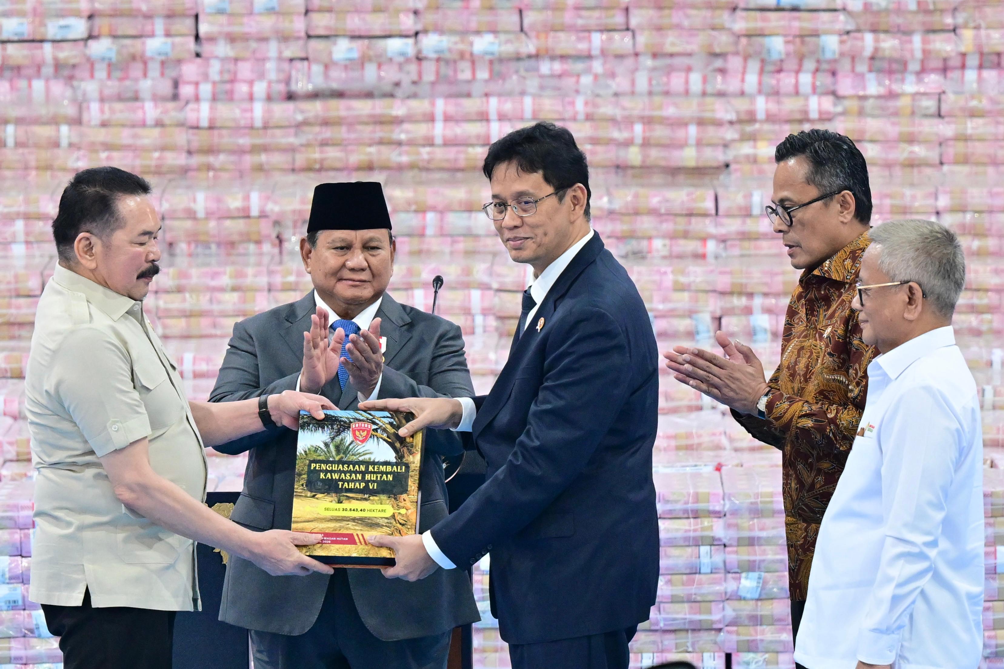 Penyerahan denda administratif dan penguasaan kembali kawasan hutan tahap VI di Kompleks Kejaksaan Agung (SinPo.id/Biro Setpres)
