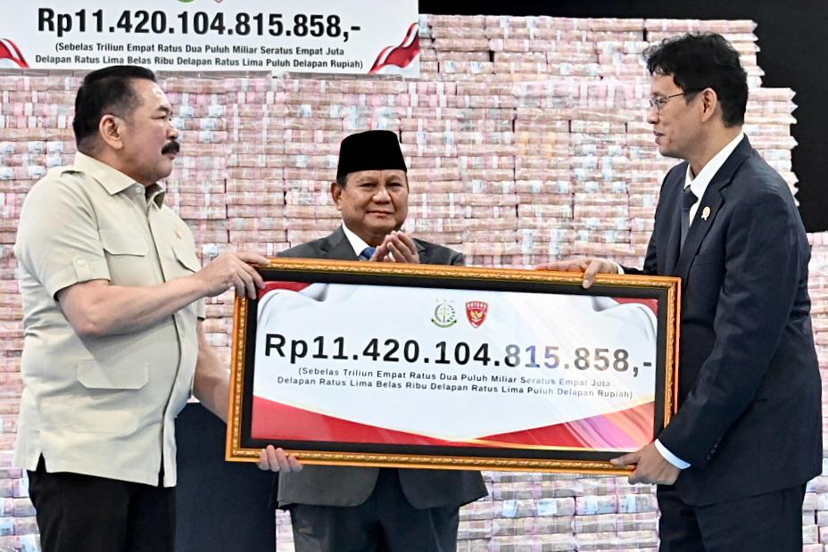 Presiden Prabowo Saksikan Penyerahan Rp11,42 Triliun dan Ratusan Ribu Hektare Lahan Hasil Penyelamatan ke Negara (SinPo.id/Biro Setpres)