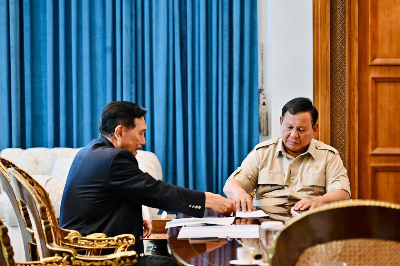 Presiden Prabowo Terima Ketua DEN Luhut Binsar Panjaitan di Istana Negara (SinPo.id/Biro Setpres)