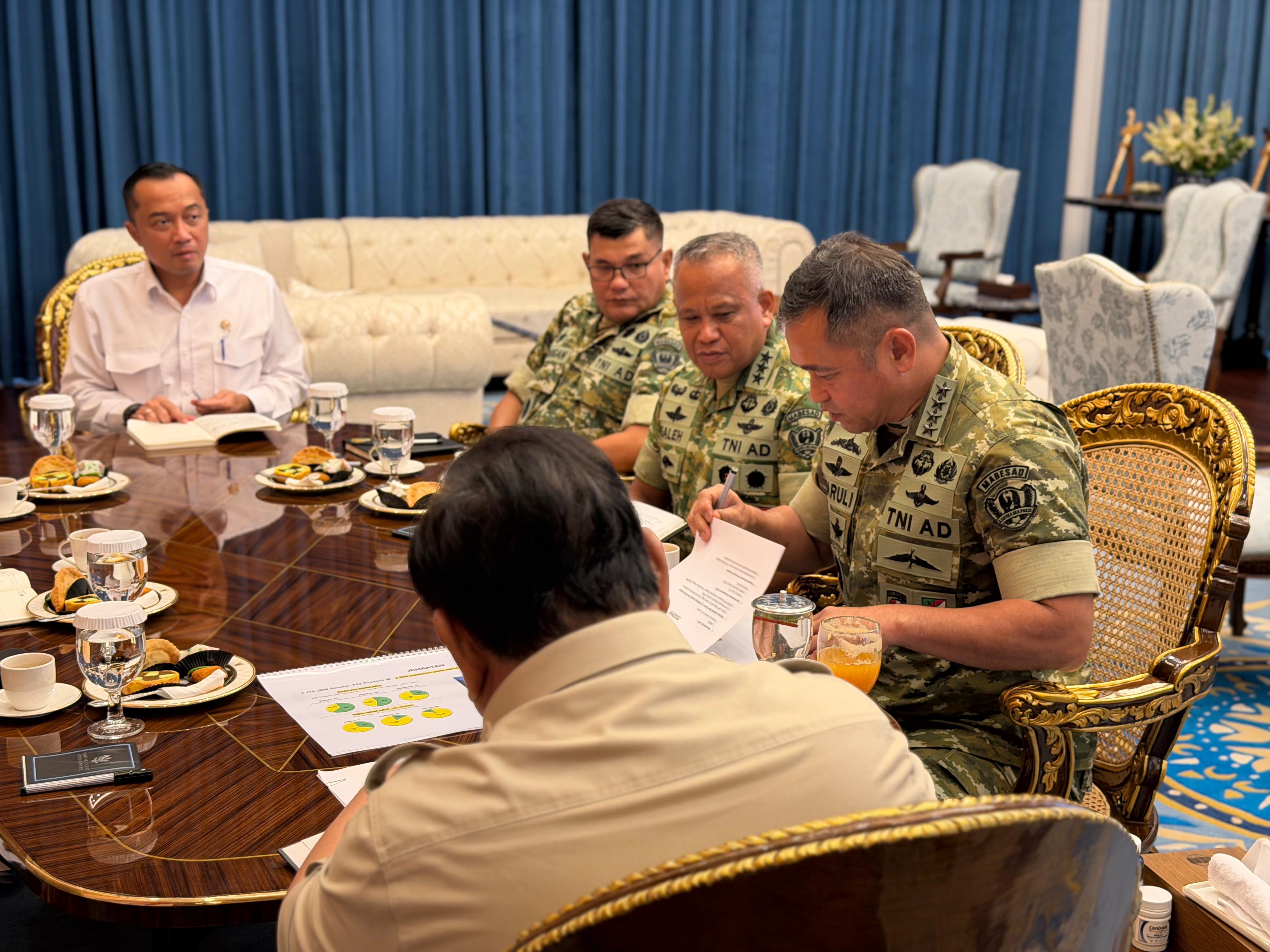 Presiden Prabowo Terima Laporan Pembangunan 300 Jembatan dan Renovasi Sekolah Terdampak Bencana dari KSAD (SinPo.id/Biro Setpres)