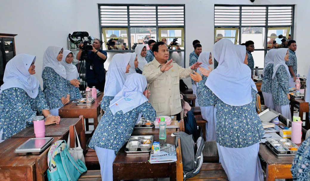 Presiden Prabowo tinjau langsung renovasi fasilitas SMAN I Cilacap. (Agus Priatna/BPMI Setpres/SinPo.id)