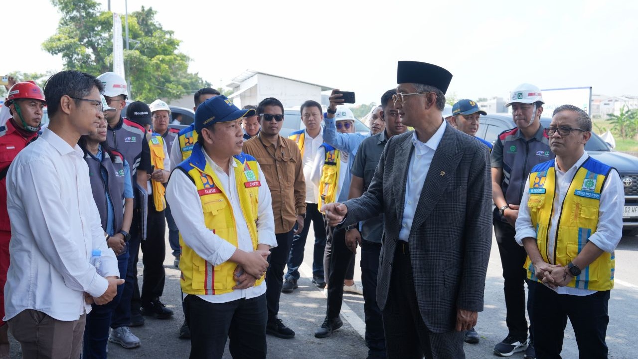 Menteri PU Dody Hanggodo meninjau pembangunan Sekolah Rakyat di Surabaya. (SinPo.id/ Dok. KemenPU)