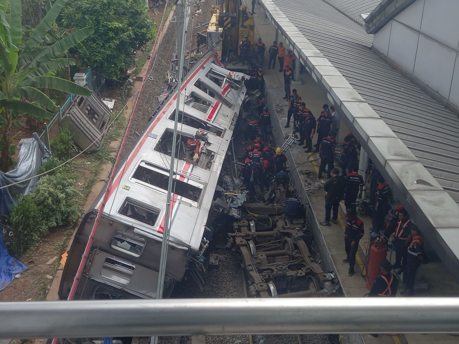 Proses pengangkatan gerbong KRL (SinPo.id/Firdausi)