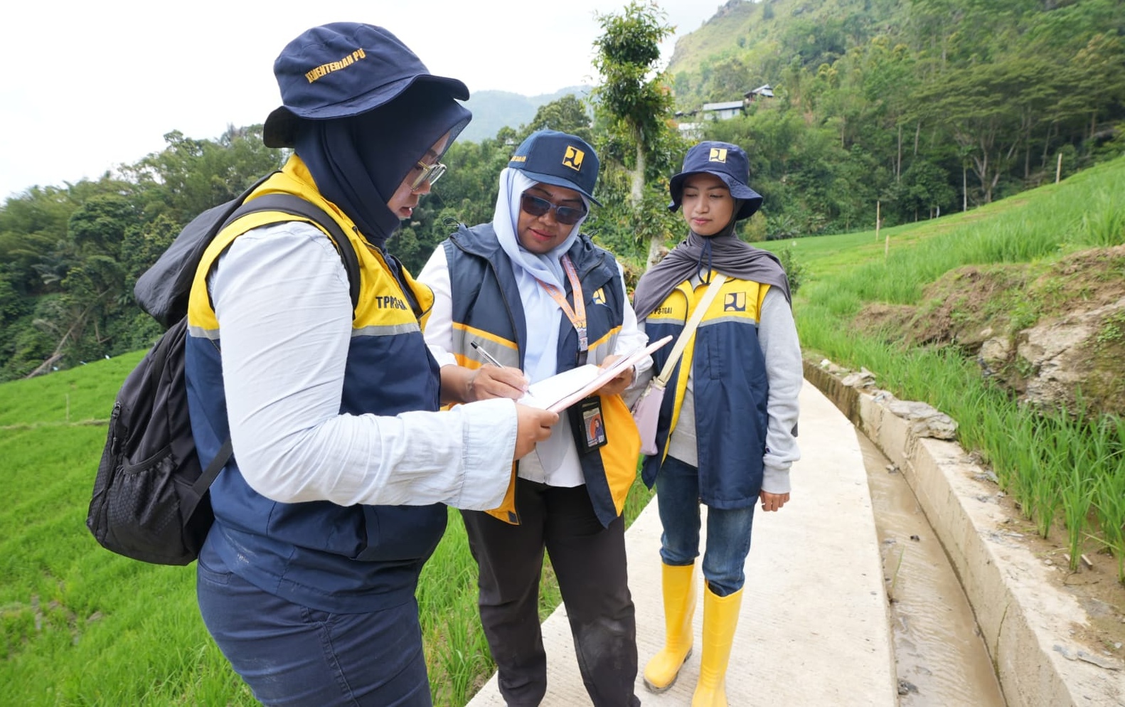 Tim PU memantau pengerjaan proyek padat karya (SinPo.id/ Dok. KemenPU)