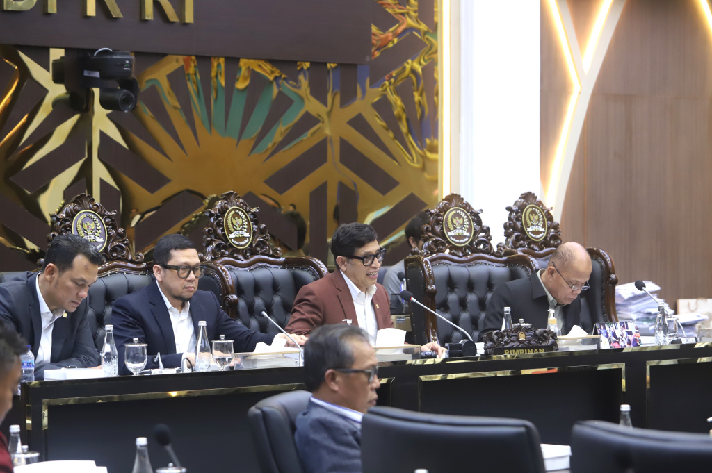 Baleg DPR gelar raker dengan Wakil Menteri Hukum Edward Omar Sharif Hiariej membahas Prolegnas RUU Prioritas Tahun 2026 (Ashar/SinPo.id)