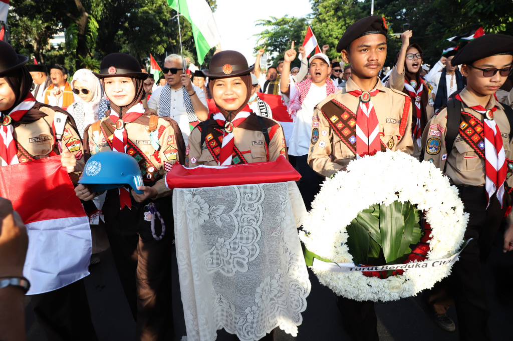 Ratusan Relawan Majelis Ormas Islam gelar doa bersama atas gugurnya tiga Prajurit UNIFIL TNI yang diserang oleh Israel di depan Kedubes AS (Ashar/SinPo.id)