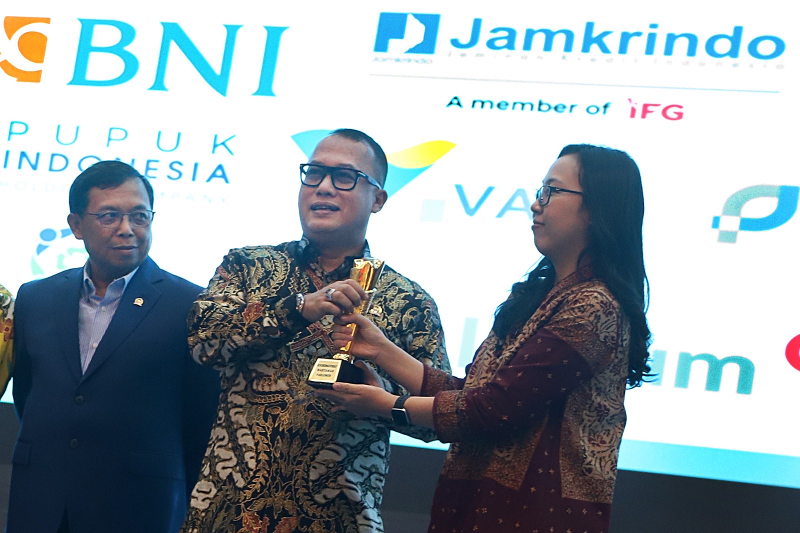 Anggota DPR RI Fraksi NasDem, Arif Rahman, meraih penghargaan KWP Awards 2026 (SinPo.id/Juven)