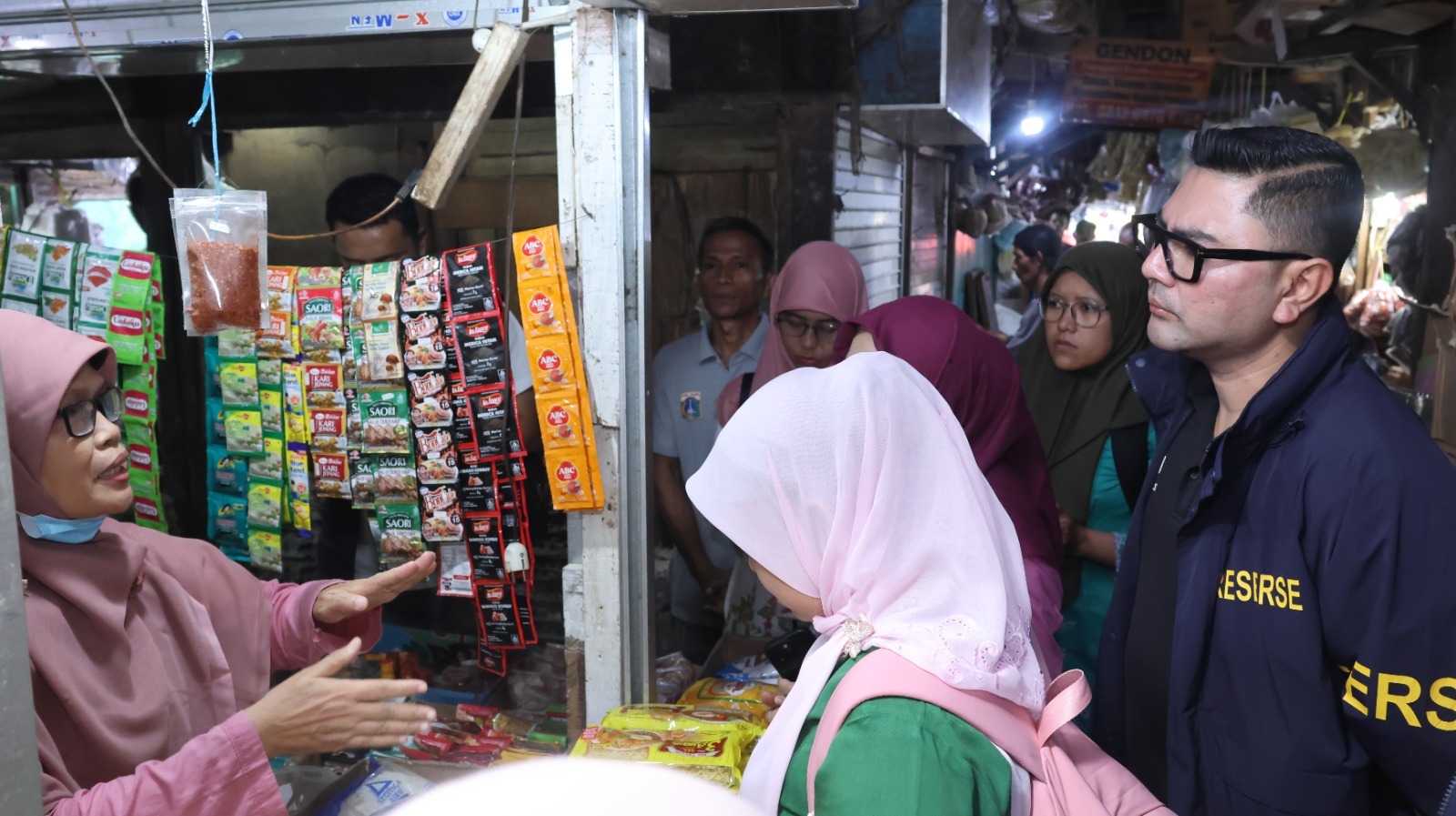 Anggota Polda Metro Jaya saat sidak Pasar Minggu (SinPo.id/Dok.PMJ)