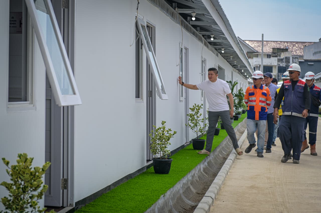 Seskab Teddy Tinjau Progres Pembangunan Hunian Layak di Pinggir Rel Kereta Pasar Senen (SinPo.id/Biro Setpres)