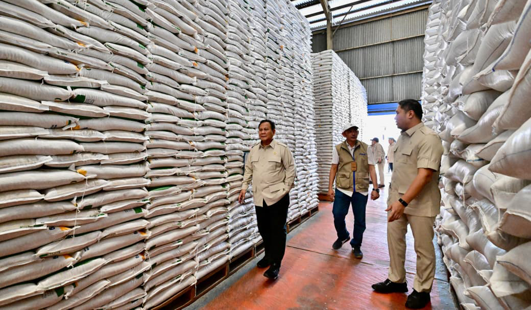 Prabowo sidak ke gedung Bulog Danurejo Magelang. (Agus Priatna/SinPo.id/BPMI Setpres)