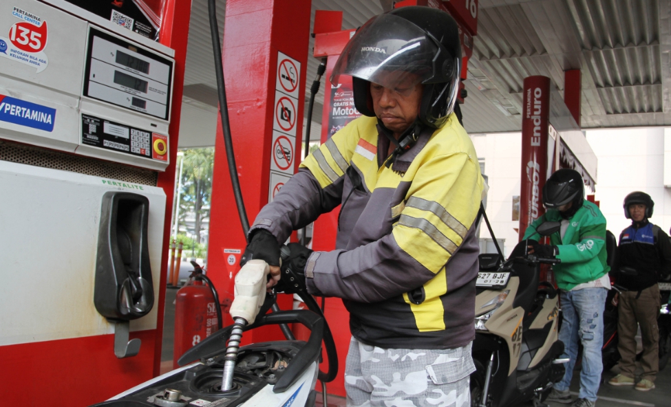 Ilustrasi pengendara motor mengisi BBM subsidi di SPBU (SinPo.id/Agus Priatna)