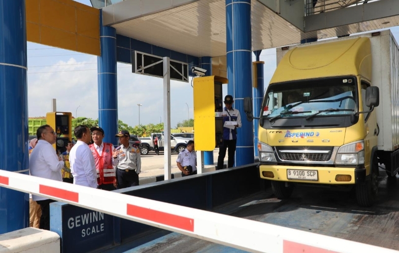 Pengecekan kepatuhan kendaraan angkutan di jembatan timbang (SinPo.id/ Dok. Kemenhub)
