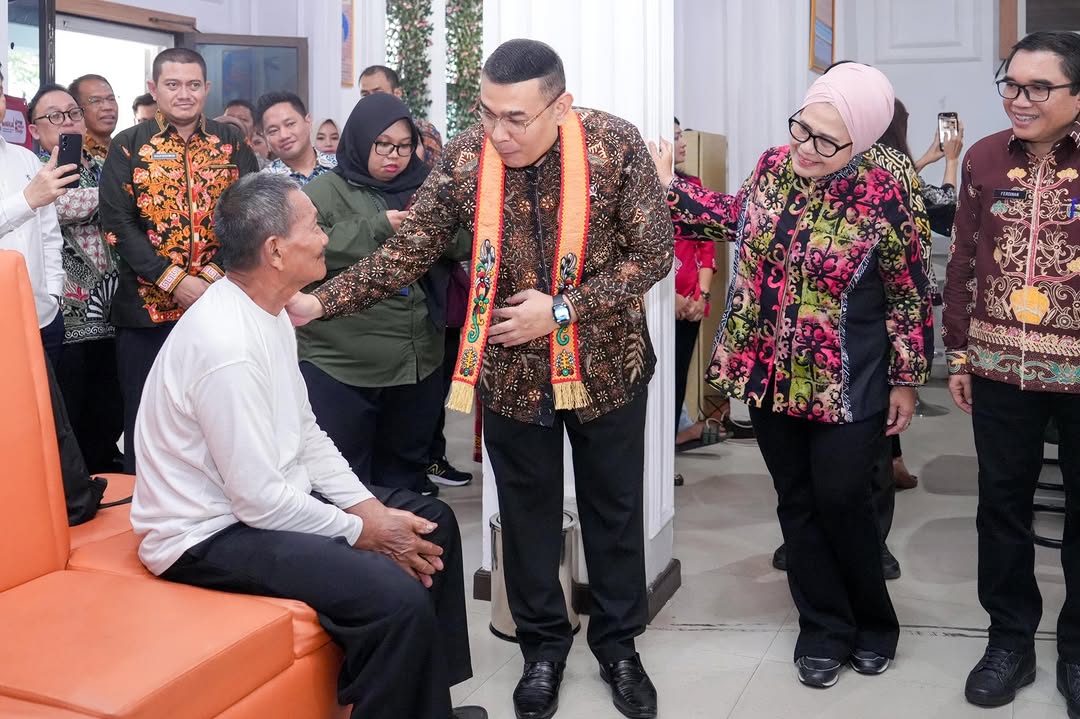 Wamen ATR, Ossy Dermawan menyapa masyarakat di Kantah Kota Palangkaraya (Sinpo.id/tim media)