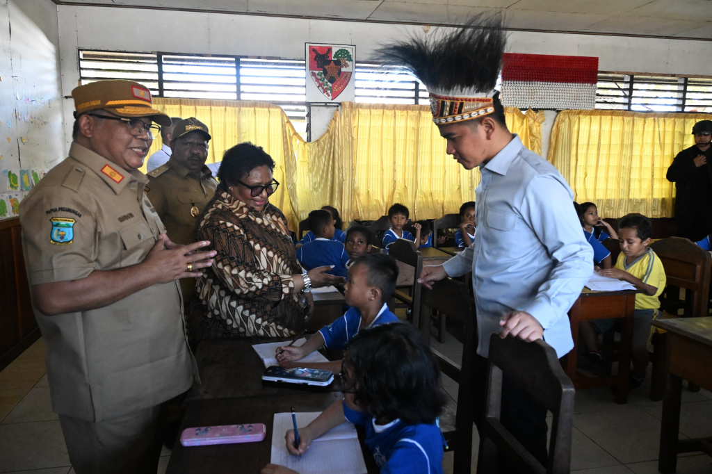 Wapres Gibran Rakabuming meninjau Program Makan Bergizi Gratis (MBG) di Sekolah Kristen Yahukimo (Ashar/Foto: Setwapres/SinPo.id)