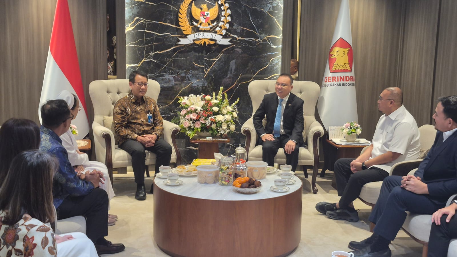 Wakil Ketua DPR RI Dasco bertemu perwakilan Gereja Paroki Aek Nabara (SinPo.id/ Galuh Ratnatika)