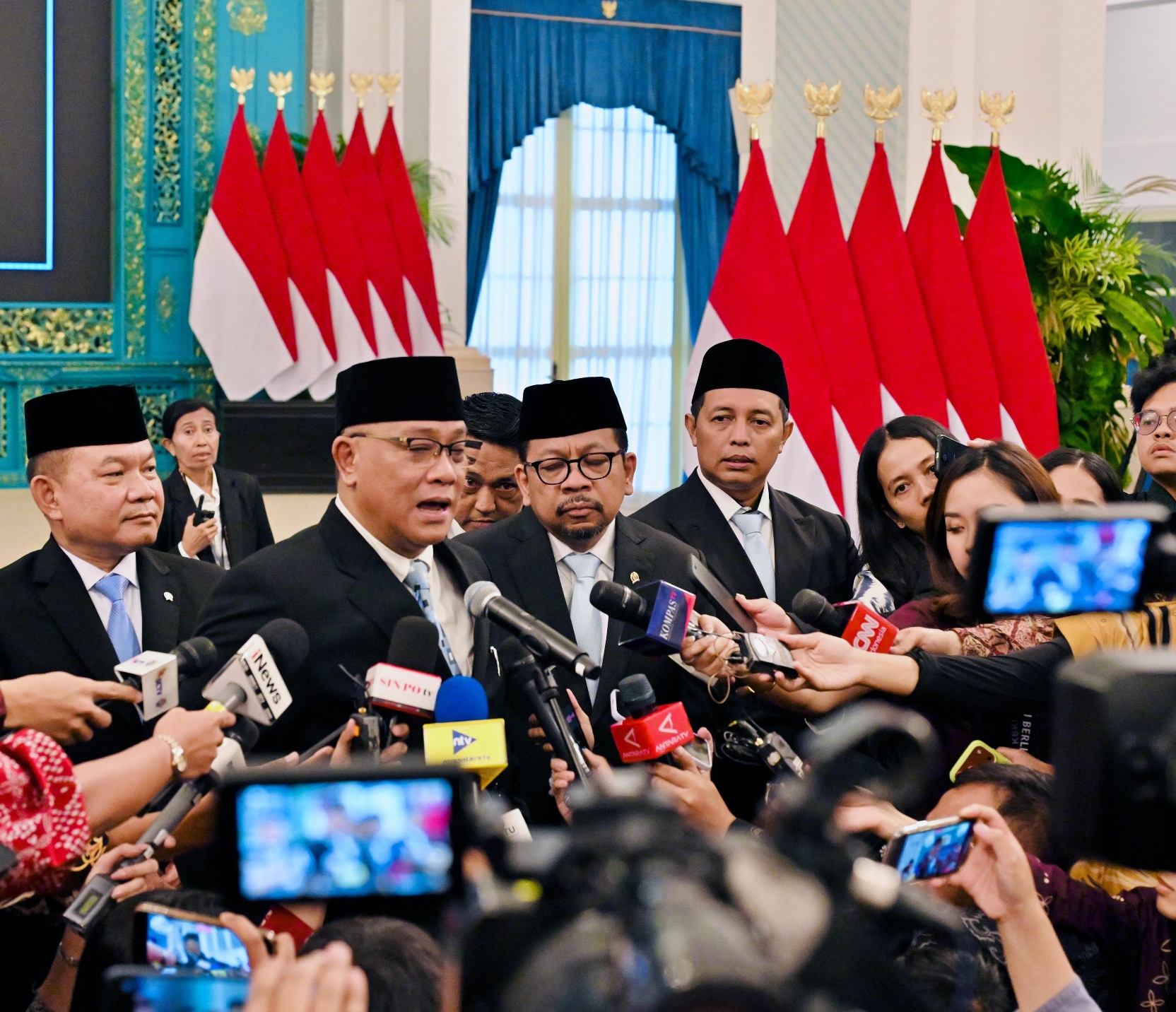 Mohammad Jumhur Hidayat sebagai Menteri Lingkungan Hidup/Kepala Badan Pengendalian Lingkungan Hidup (SinPo.id/Biro Setpres)