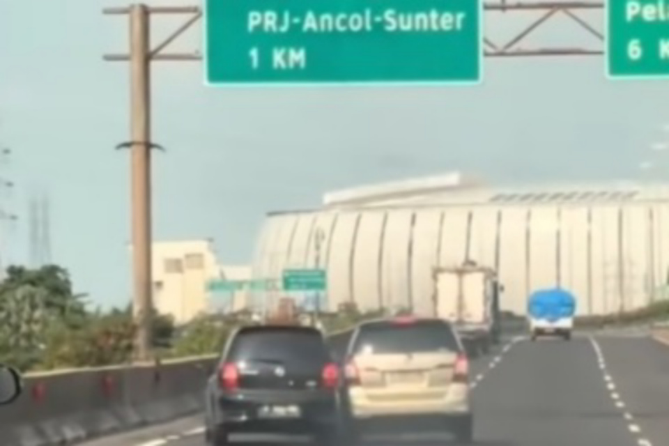 Viral Dua Mobil Senggolan di Tol Tanjung Priok (SinPo.id/Tangkapan layar)