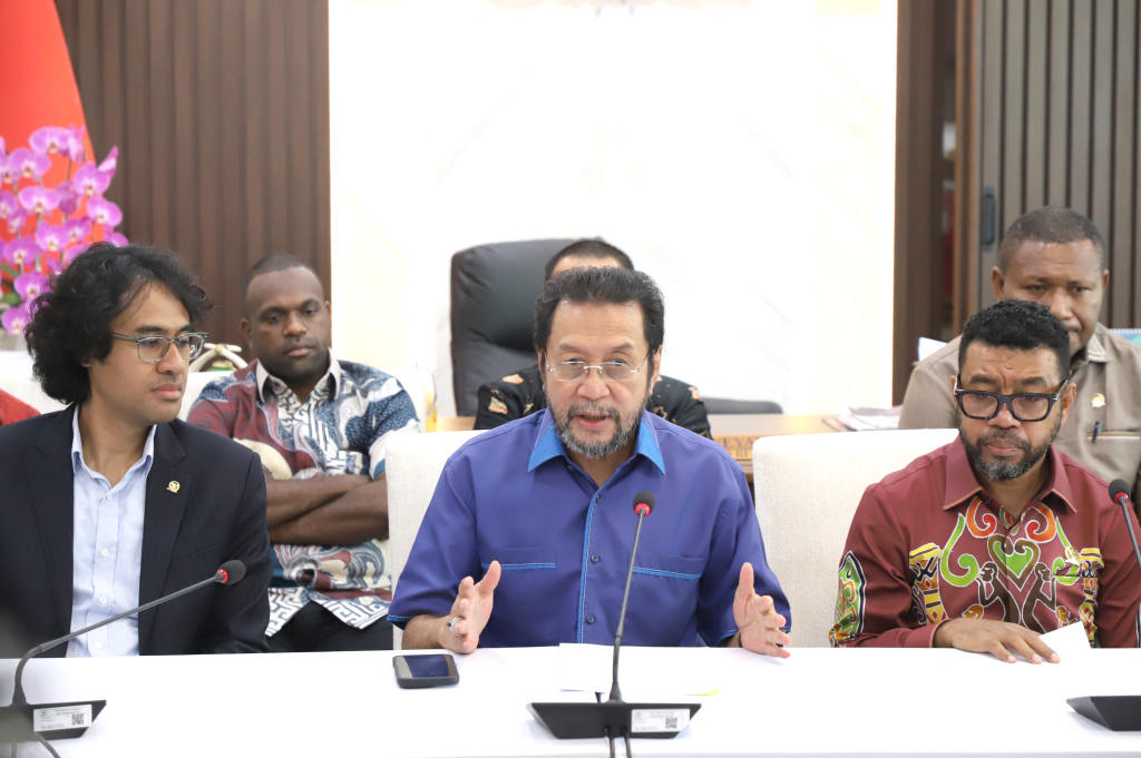 Wakil Ketua DPD Yorrys Raweyai menggelar konferensi pers terkait permasalahan di Papua agar Pemerintah segera menyelesaikan dengan grand Design (Ashar/SinPo.id)