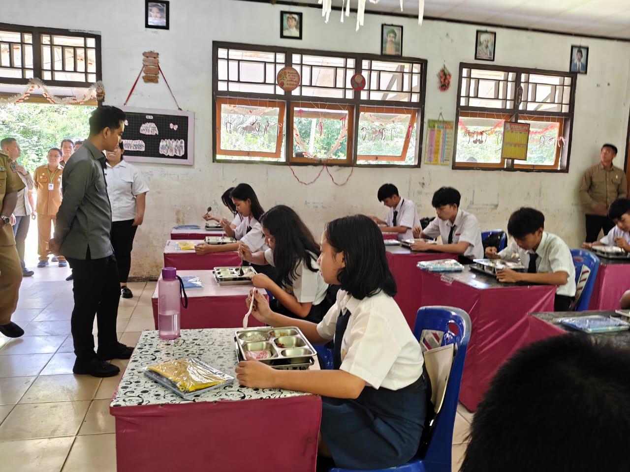 Wapres Gibran meninjau pelaksanaan MBG di Sulut. (SinPo.id/Setwapres)