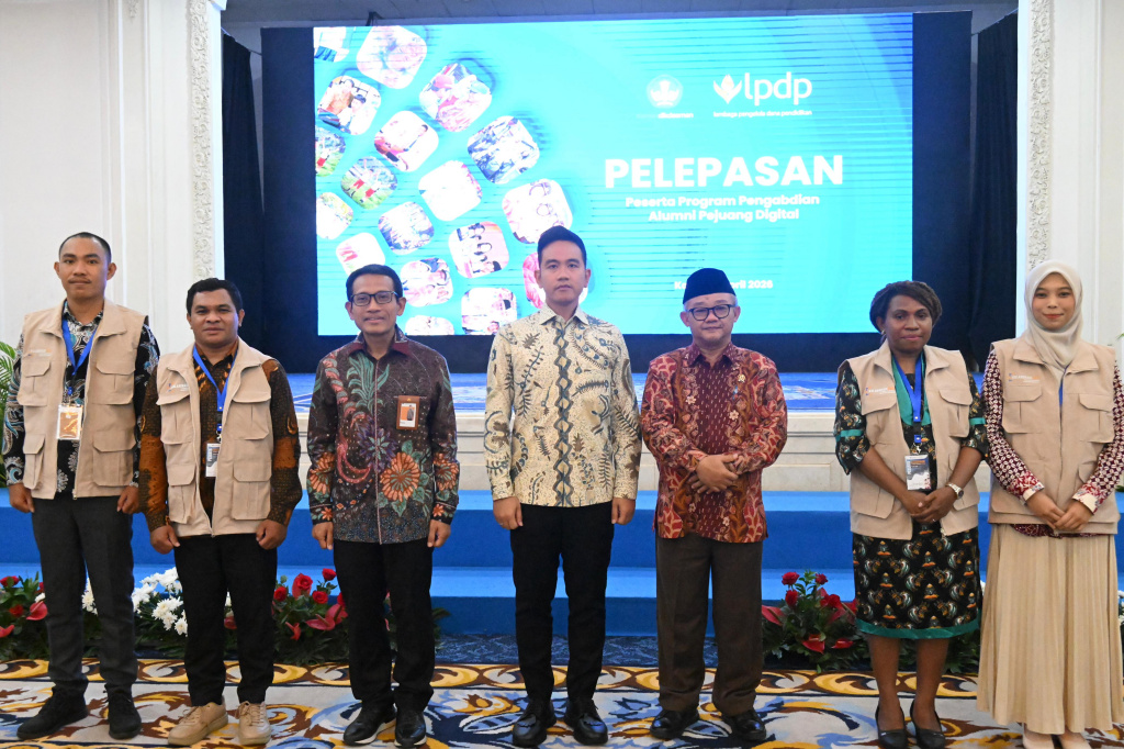 Wapres Gibran Rakabuming resmi melepas Alumni pejuang digital di wilayah 3T (Ashar/Foto:Setwapres/SinPo.id)