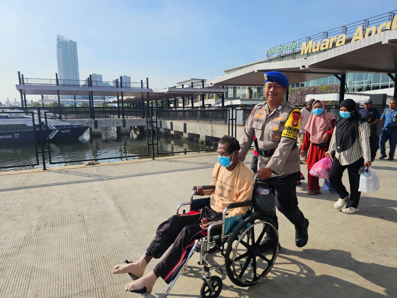 Anggota Polri saat membantu penumpang di Muara Angke (SinPo.id/Dok.Polri)