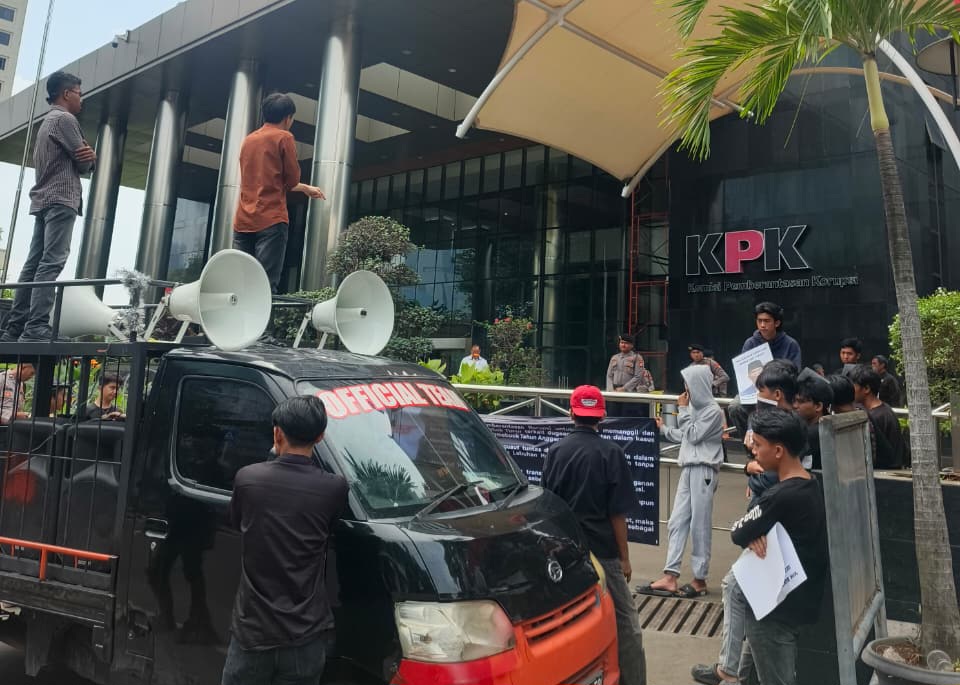 Konsorsium Aktivis Nusa Tenggara Barat (NTB) menggelar aksi unjuk rasa di Gedung KPK (SinPo.id/Istimewa)