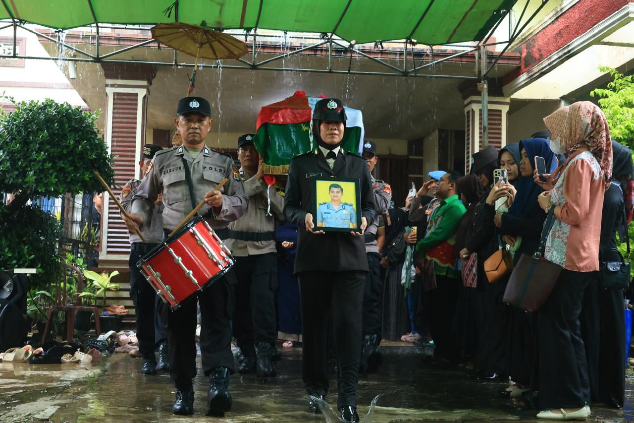Jenazah korban saat dimakamkan di Lampung (SinPo.id/Dok.Istimewa)