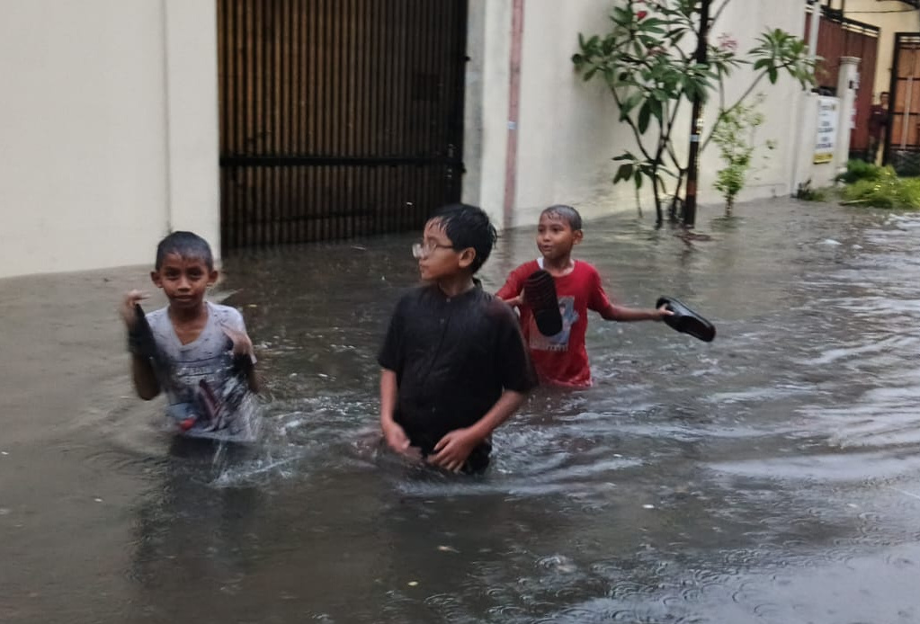 Hujan deras menyebabkan banjir mengenangi kawasan Rawa Belong Gang Adam setinggi 70 cm  (Ashar/SinPo.id)