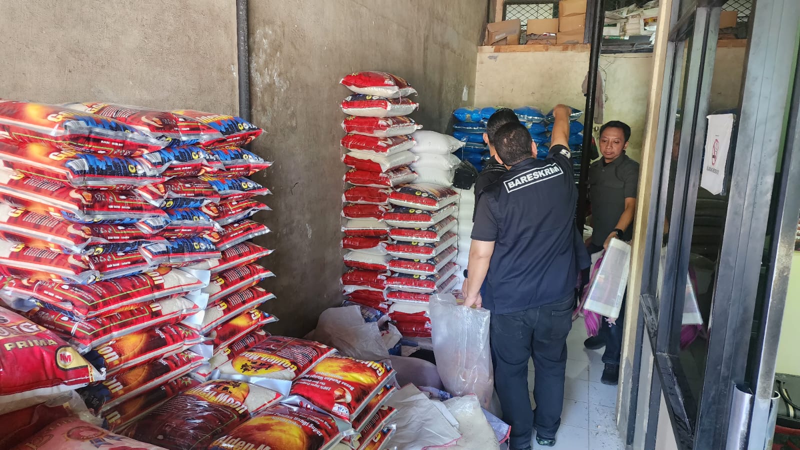 Bareskrim Polri mengungkap kasus perlindungan konsumen beras premium (SinPo.id/Dok.Polri)
