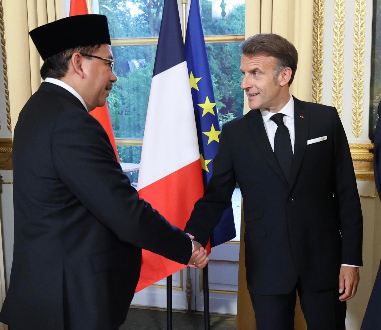 Pendiri LSI Denny JA saat bertemu Presiden Perancis Emmanuel Macron (SinPo.id/ Dok pribadi)