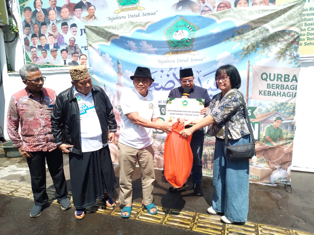 Ketua Umum DNIKS A Effendy Choirie atau Gus Choi membagikan daging hewan kurban (Ashar/SinPo.id)