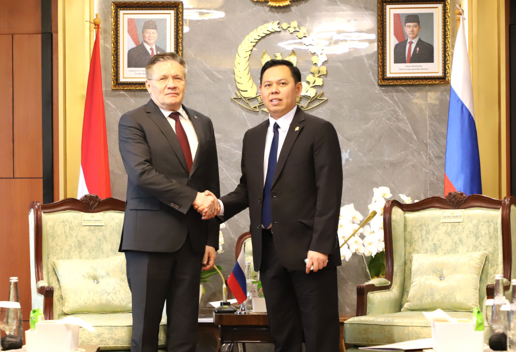 Ketua DPD RI Sultan Bachtiar Najamudin menerima kunjungan CEO Rosatom Alexey Likhachev untuk membahas kerja sama di bidang Nuklir dengan membangun PLTN (Ashar/SinPo.id)