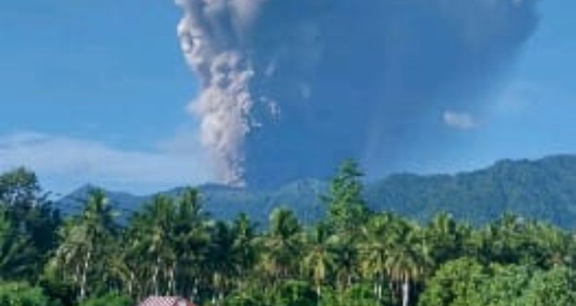 Ilustrasi erupsi Gunung Dukono, Maluku Utara. (SinPo.id/dok. Bnpb)