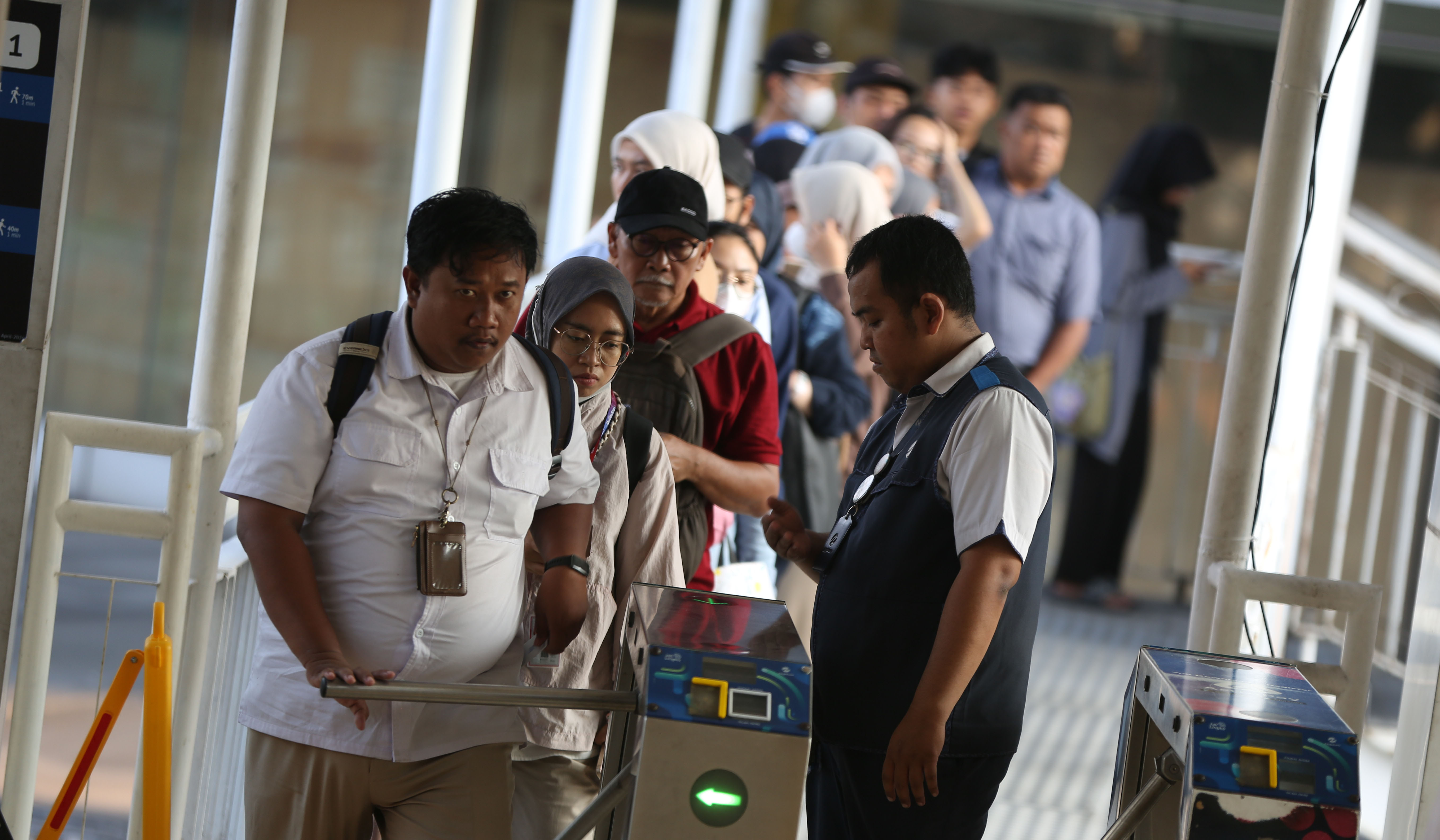 Penumpang saat akan keluar dari halte Manggarai. (Agus Priatna/SinPo.id)