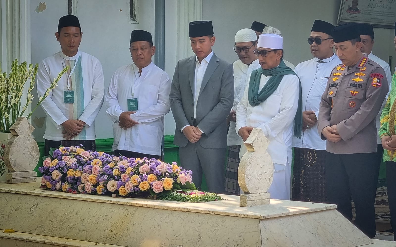 Wapres Gibran berziarah ke makam Mbah Wahab Chasbullah (SinPo.id/ Setwapres)