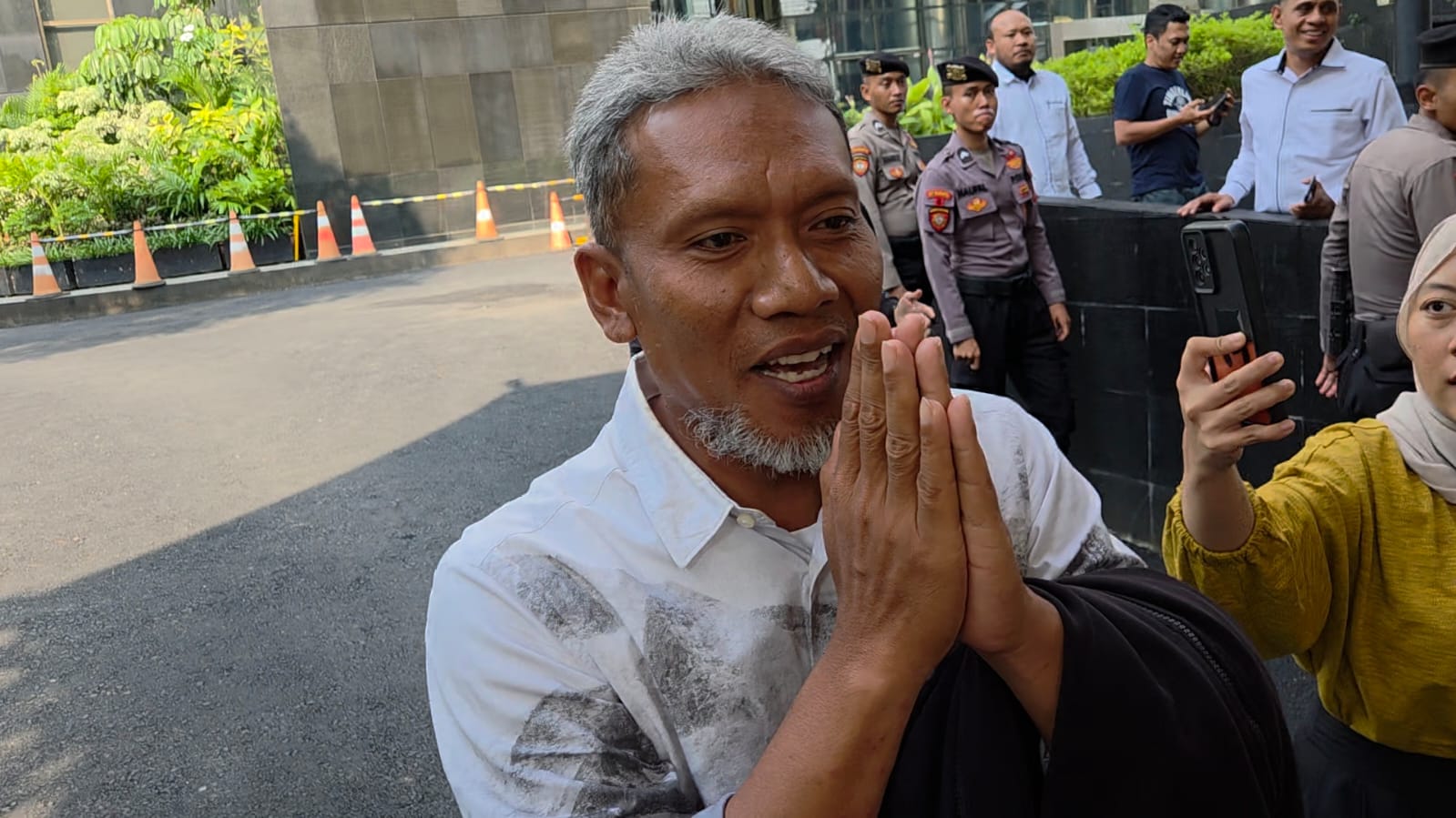 Pengusaha kepabeanan Heri Setiyono alias Heri Black usai diperiksa KPK (SinPo.id/David)