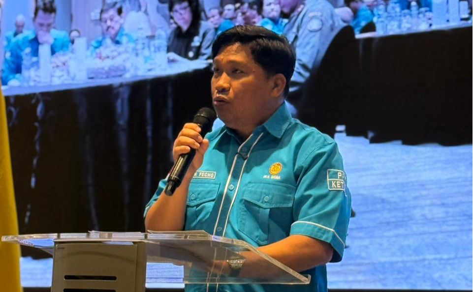 Ketua Umum Pengurus Pusat Ikatan Alumni Sekolah Kehutanan Menengah Atas (PP IKA SKMA), Irwan, di Rakernas IKA SKMA 2026. (SinPo.id/Dok. IKA SKMA)