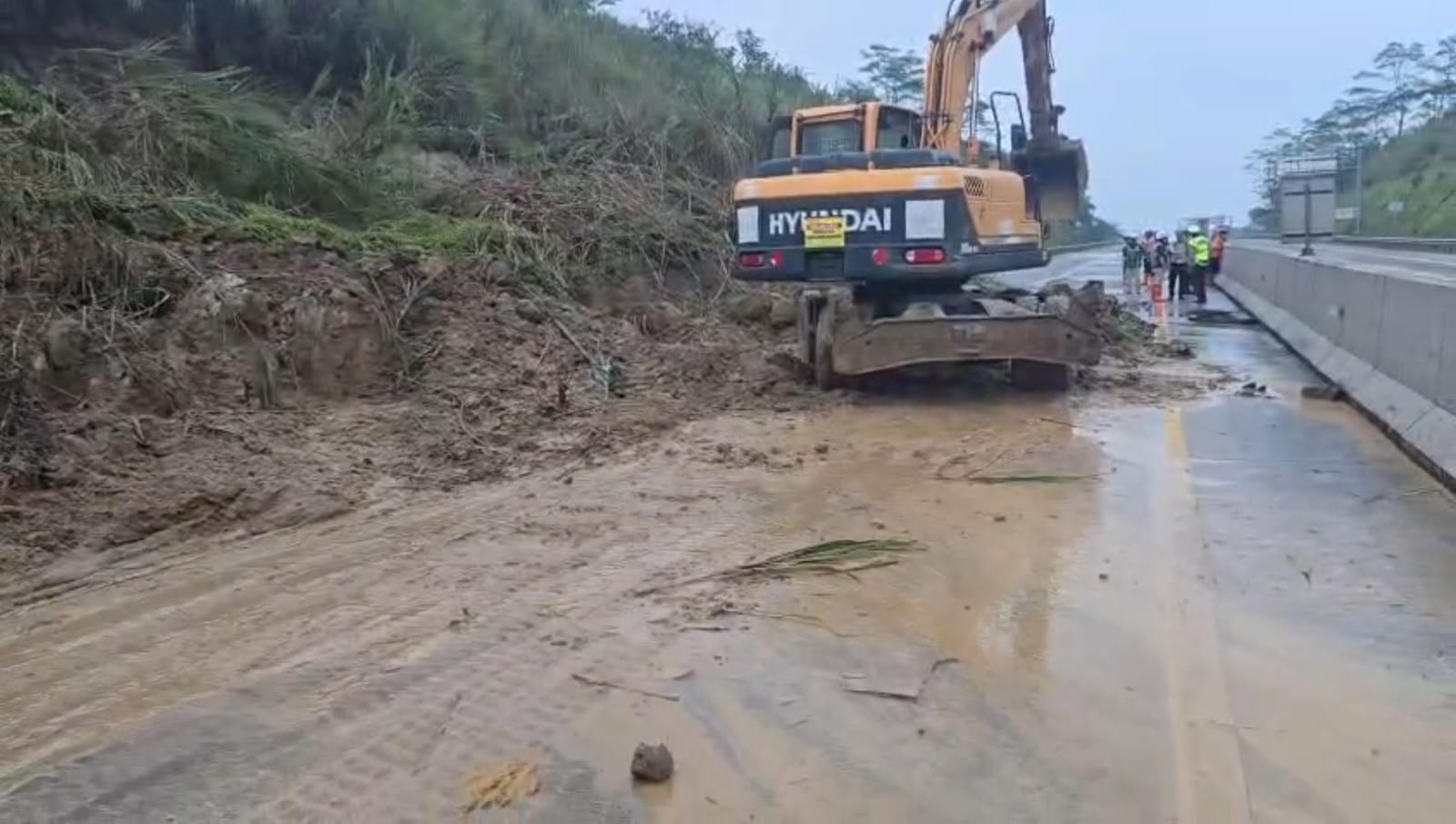 Ilustrasi petugas membersihkan material di Tol Bocimi akibat longsor. (SinPo.id/dok. KemenPU)