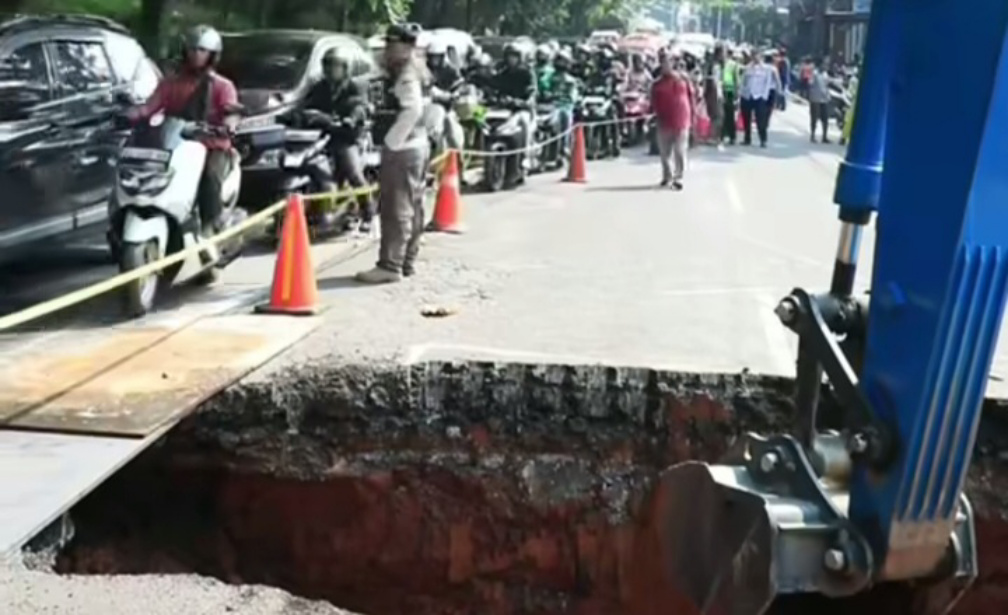 Jalan Lenteng Agung yang amblas (SinPo.id/Tangkapan layar)