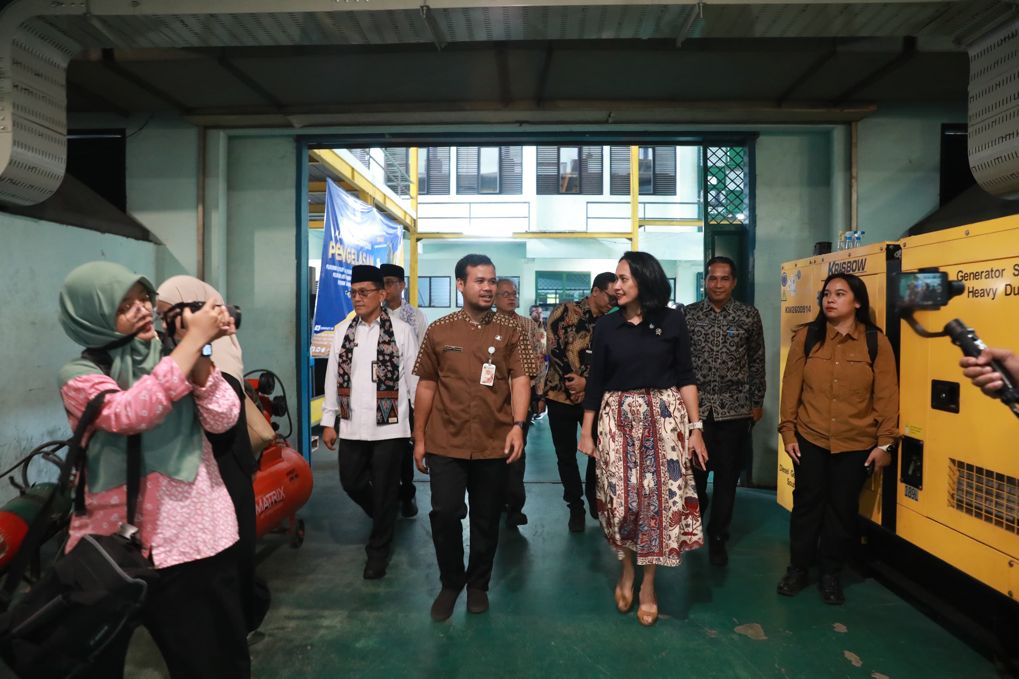 Wamen P2MI Christina Aryani meninjau balai diklat industri (SinPo.id/ Dok. KP2MI)