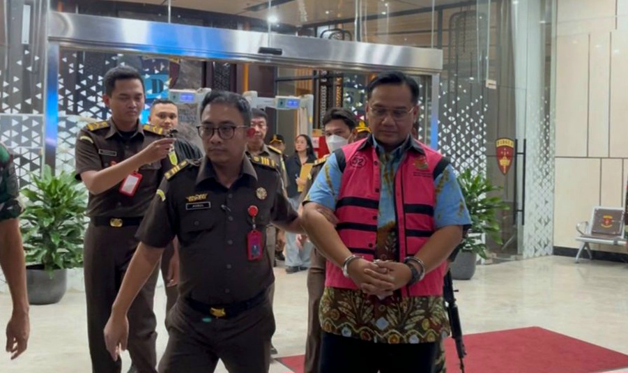 mantan Anggota Ombudsman RI, Yeka Hendra Fatika ditetapkann sebagai tersangka perintangan korupsi CPO. (BeritaNasional/Bachtiar)