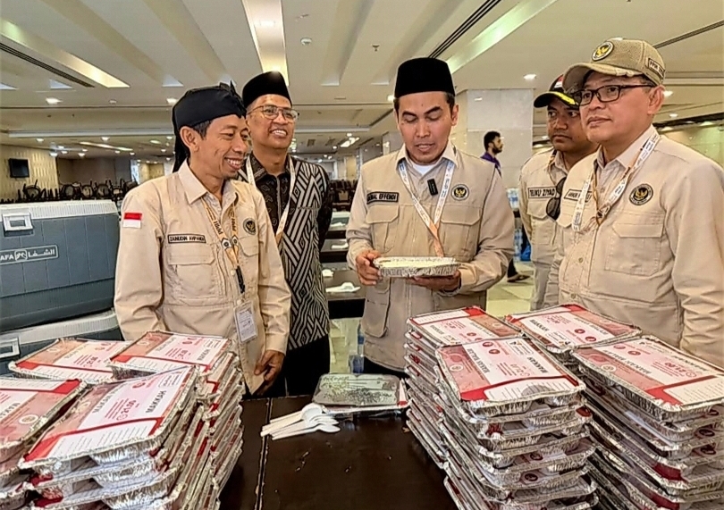 Ilustrasi tim RI meninjau makan siap saji untuk jemaah. (SinPo.id/dok. Kemenhaj)