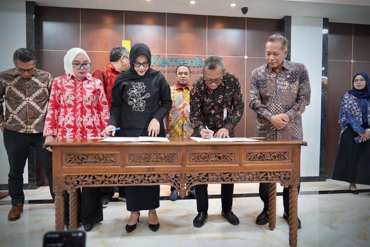 Kemenkop dan BNSP menandatangani Naskah Skema Sertifikasi Okupasi Manajer dan Bendahara KDKMP (SinPo.id/ Dok. Kemenkop)