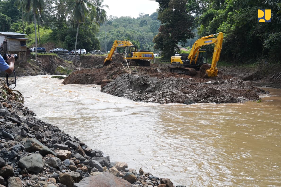 Kementrian PU kerahkan alat berat tangani lokasi banjir di Tanah Datar, Sumatera Barat (Sinpo.id/ tim media)